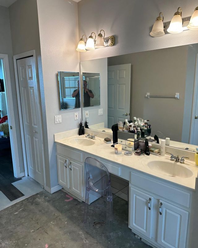 Check out this before and after Master bathroom remodeled.
.
.
.
. #bathroomsofinsta #bathroomdetails #bathroomdecoration #bathroommakeover #bathroomdesignideas #bathroomdesigner #luxurybath #luxurybathrooms #homedecorstyle #homedecorbloggers #happyclient