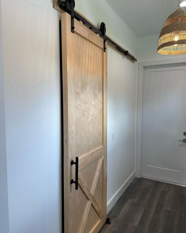 Custom barn door

#barndoor #barndoors #interiordesign #homedecor #woodworking #farmhouse #barndoorhardware #slidingdoors #rustic #modernfarmhouse #slidingdoor #diy #design #slidingbarndoor #farmhousedecor #barn #farmhousestyle #barndoordesigns #wood #handmade